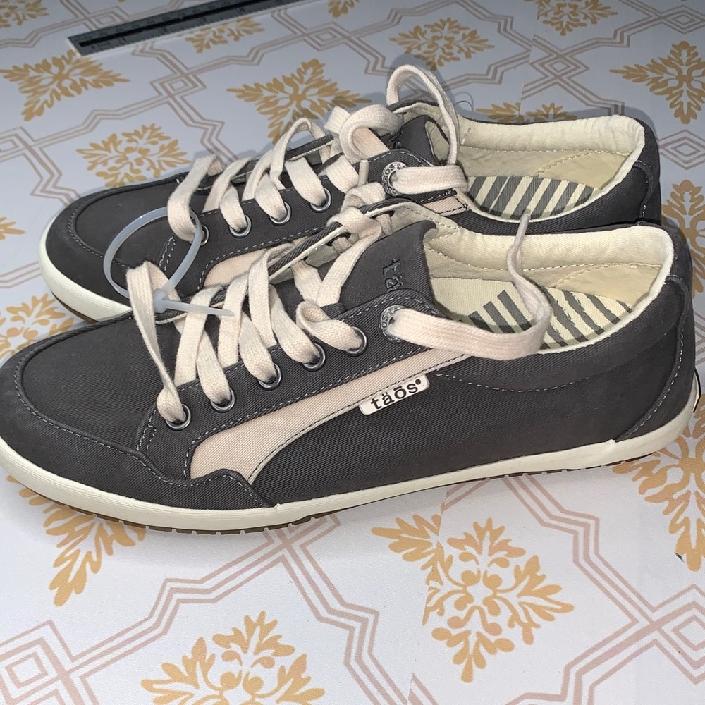 tao's Gray and Cream Women Sneakers - Picture 5 of 6